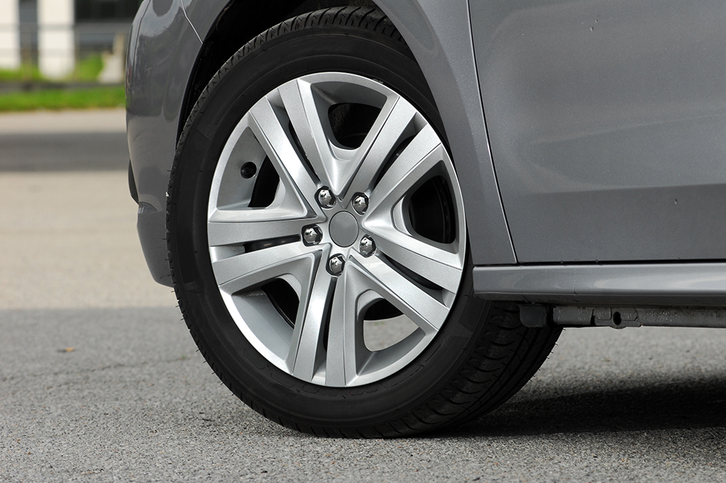 Produtos químicos tóxicos dos pneus dos carros podem contaminar solos e alimentos