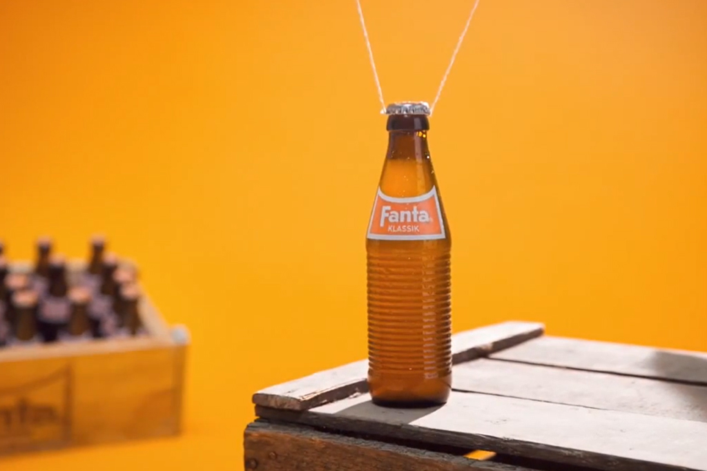 Refrigerante da marca Fanta em cima de um caixote.