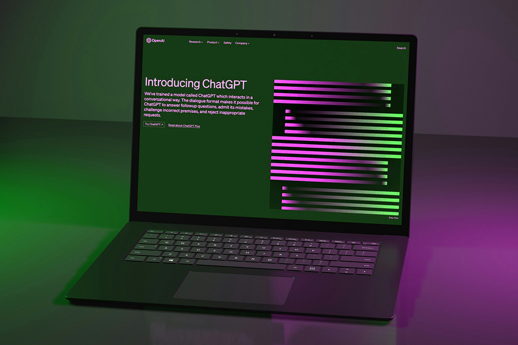 Imagem de um computador com a página do ChatGPT aberta.