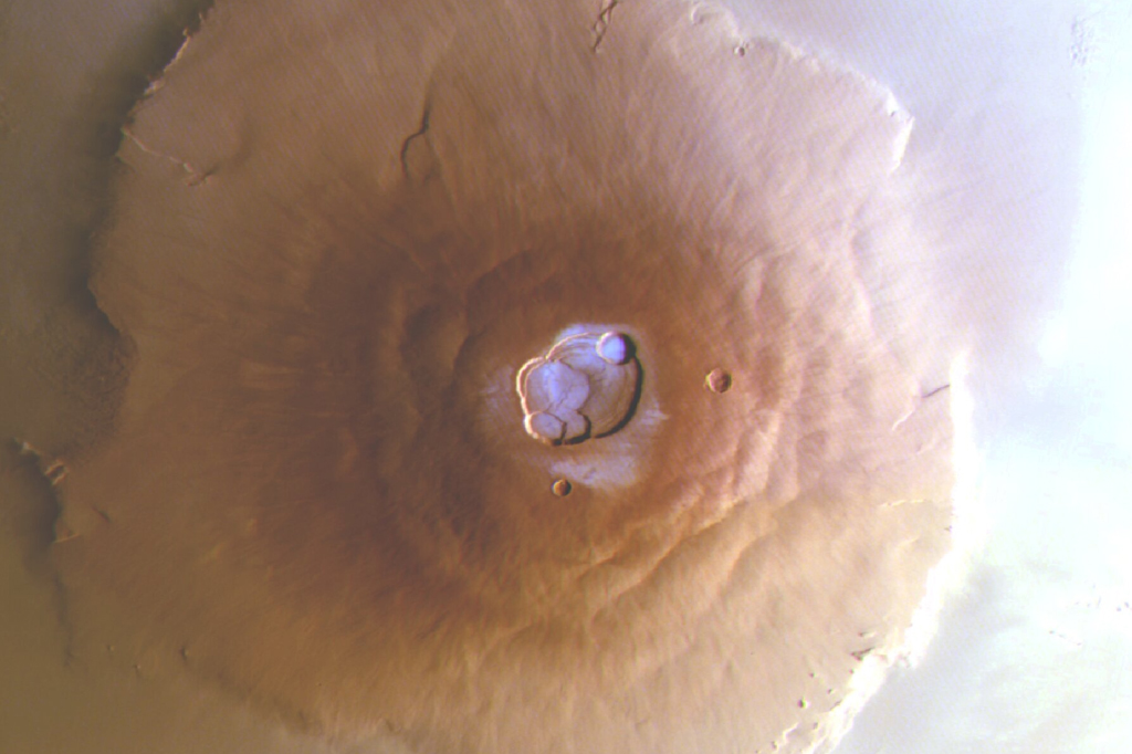 Geada é encontrada sobre maiores vulcões de Marte no inverno