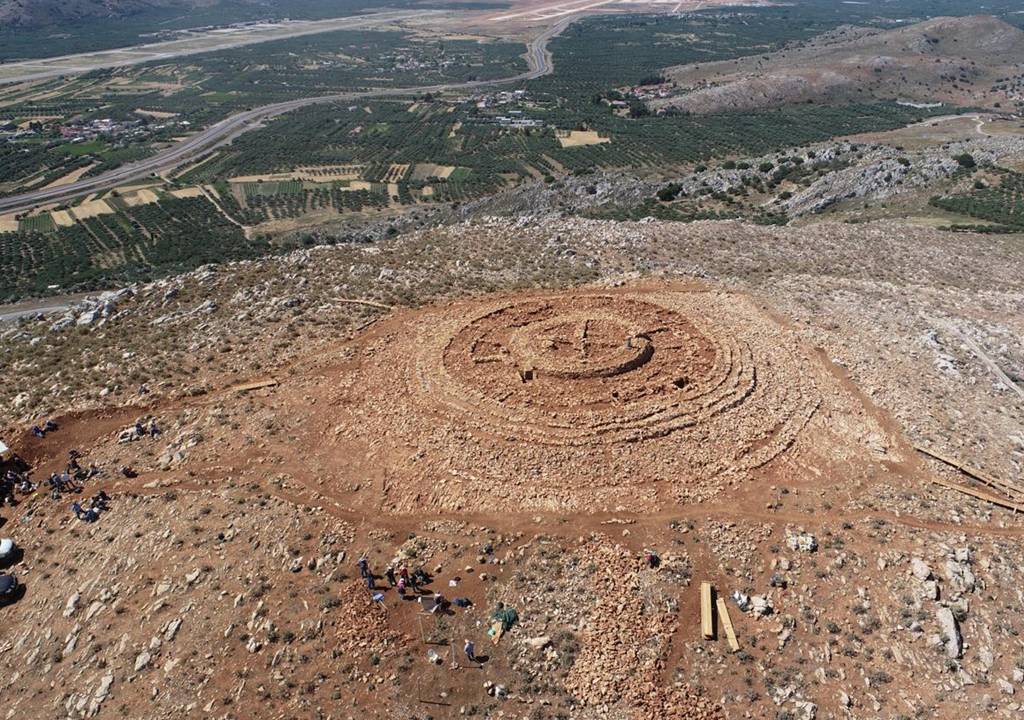 Uma construção no topo de uma colina recém-descoberto na ilha de Creta vista de cima. A estrutura possui forma de roda.