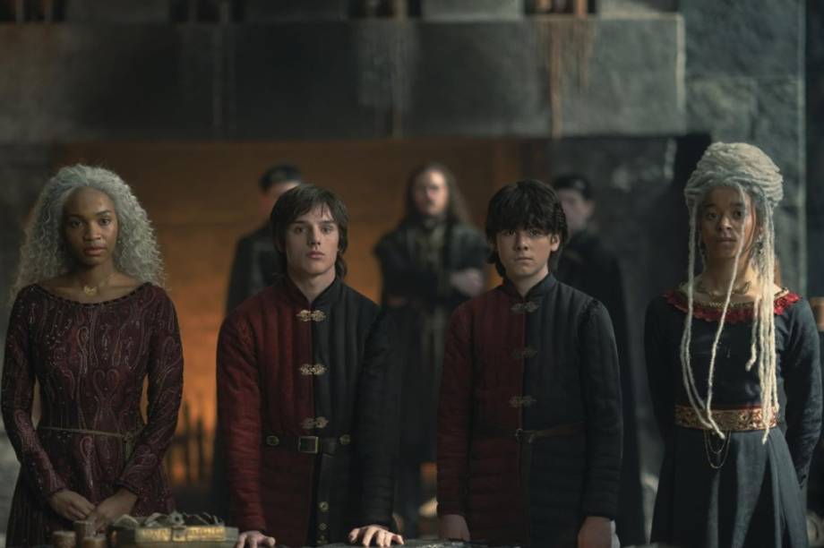 As crianças, Luce e Jace, dois filhos de Rhaenyra, e Baela e Rhaena, filhas de Daemon. As crianças, Luce e Jace, dois filhos de Rhaenyra, e Baela e Rhaena, filhas de Daemon.