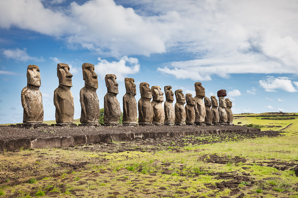 Estátuas dispostas horizontalmente em paisagem.
