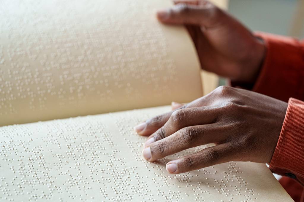 Por que o Braille não é as letras do alfabeto em alto-relevo?