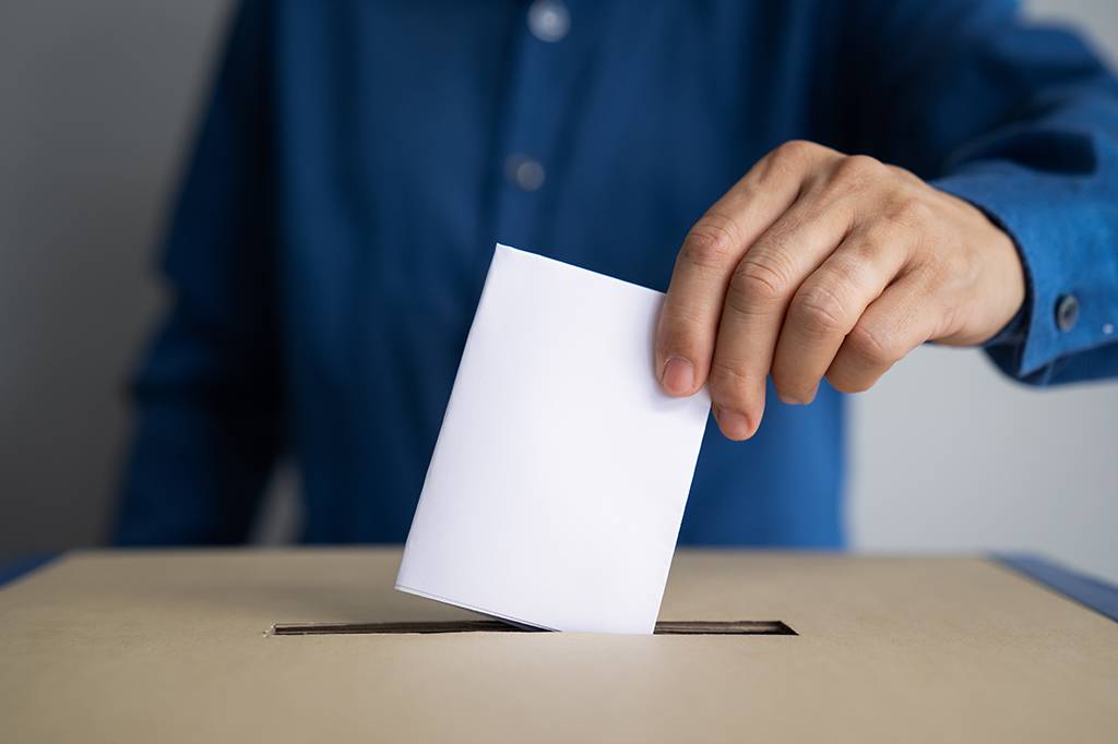 Quem foi o primeiro representante eleito democraticamente?