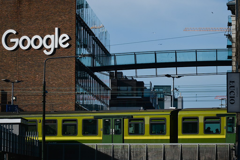 Emissões de carbono do Google aumentam em 50% por causa de IA