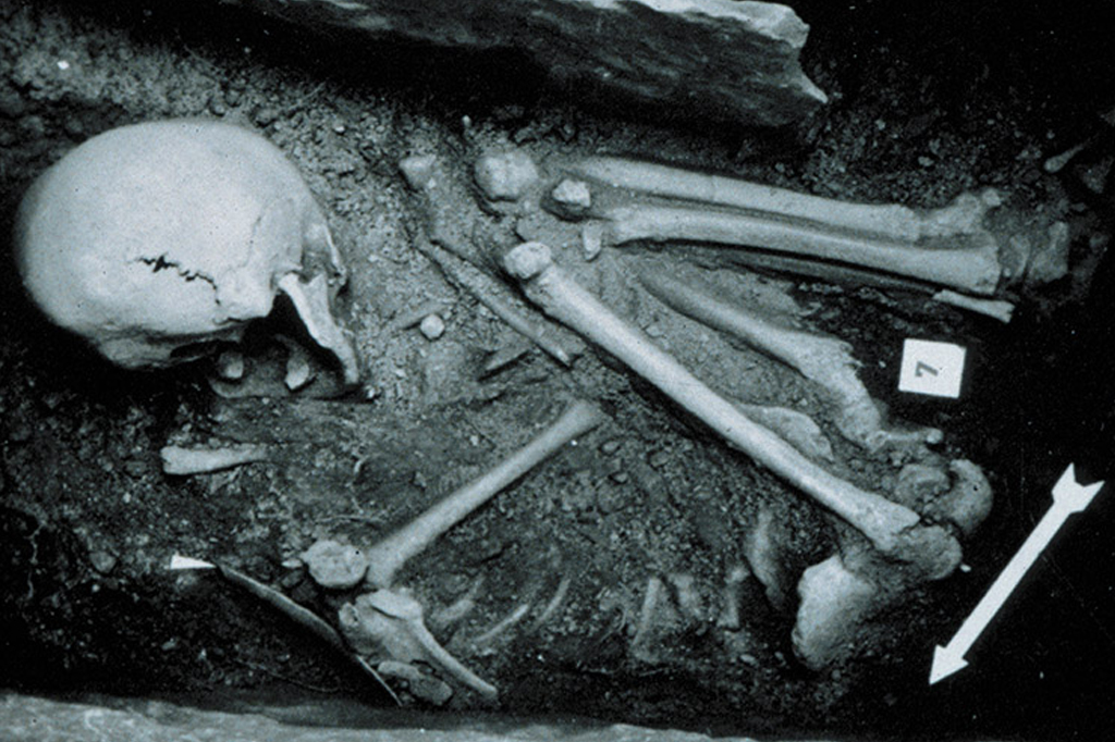 Túmulo de Chamblande sendo escavado no sítio Barmaz (Valais/Suíça). Escavado por Marc-Rodolphe Sauter da Universidade de Genebra na década de 1950.