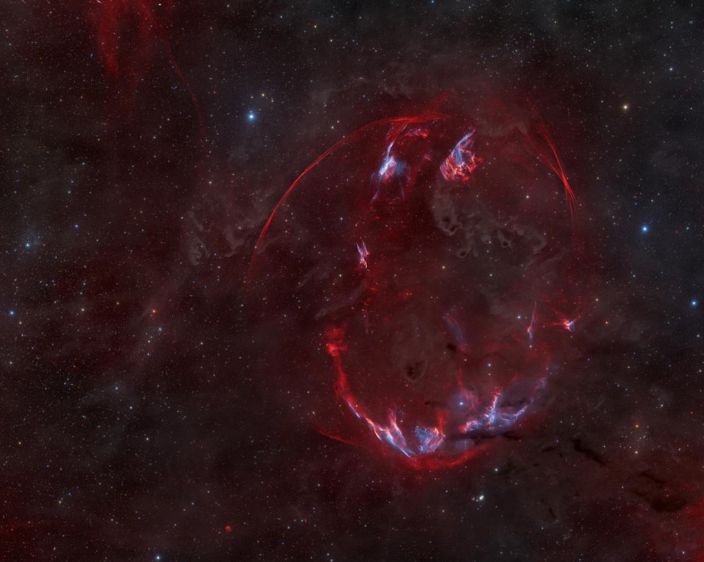 0807-astronomy-photographer-Bray-Falls Remanescente de supernova (SNR) na constelação Auriga, que está situado atrás das nuvens escuras do complexo molecular Taurus-Auriga, que estão muito perto do Sistema Solar.