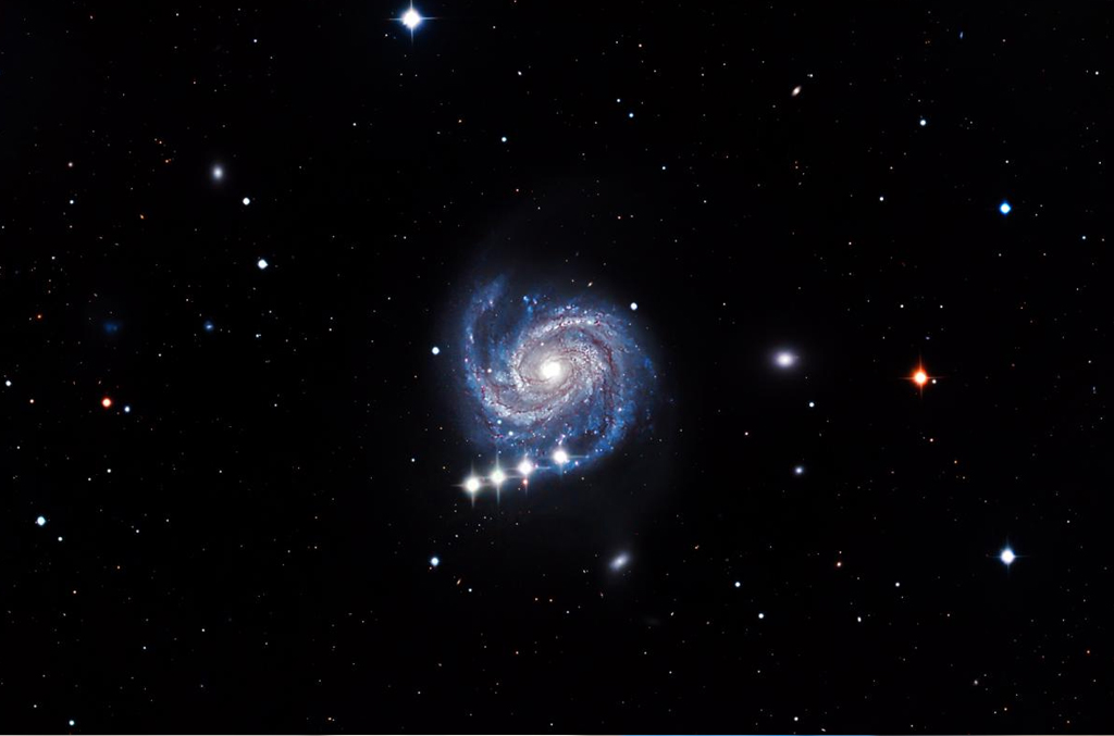 0807-astronomy-photographer-Damon-Scotting Um planeta anão , mais de um bilhão de vezes menor que sua contraparte galáctica, transitando além dos braços espirais da galáxia.