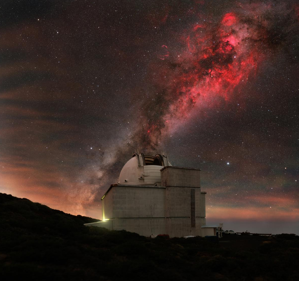 0807-astronomy-photographer-Jakob-Sahner Telescópio Isaac Newton na borda da instalação do telescópio em La Palma.