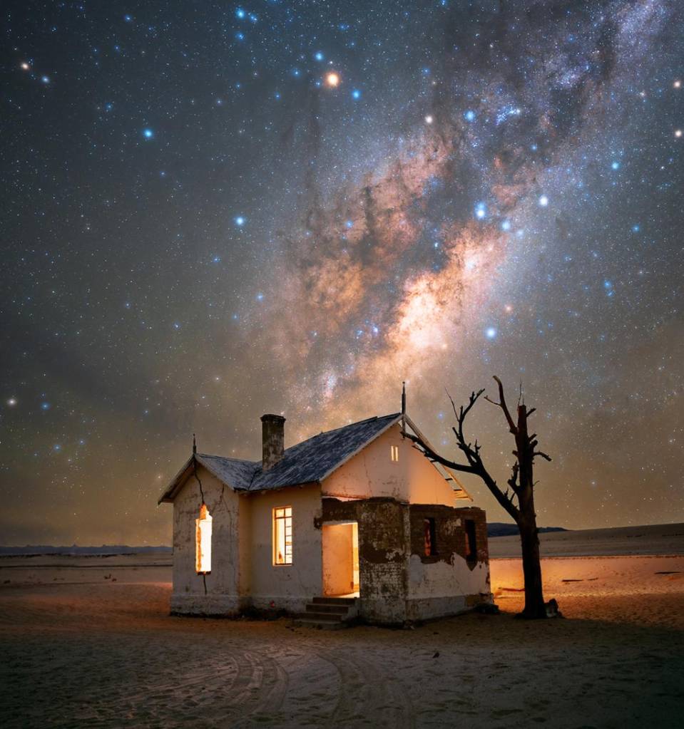 0807-astronomy-photographer-Stefan-Liebermann Casa abandonada no meio do deserto da Namíbia e, logo acima dela, a Via Láctea.