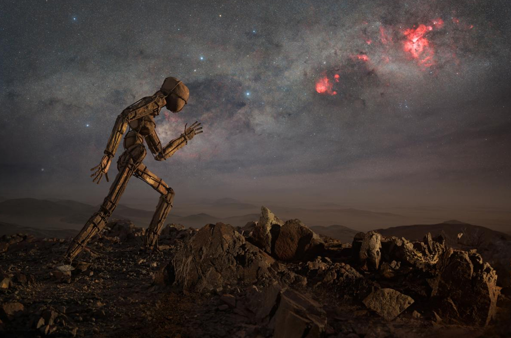 0807-astronomy-photographer-Vikas-Chander Fotografia em longa exposição de homem de pedra correndo