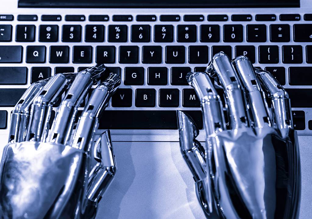 Mãos de robô digitando em um teclado.