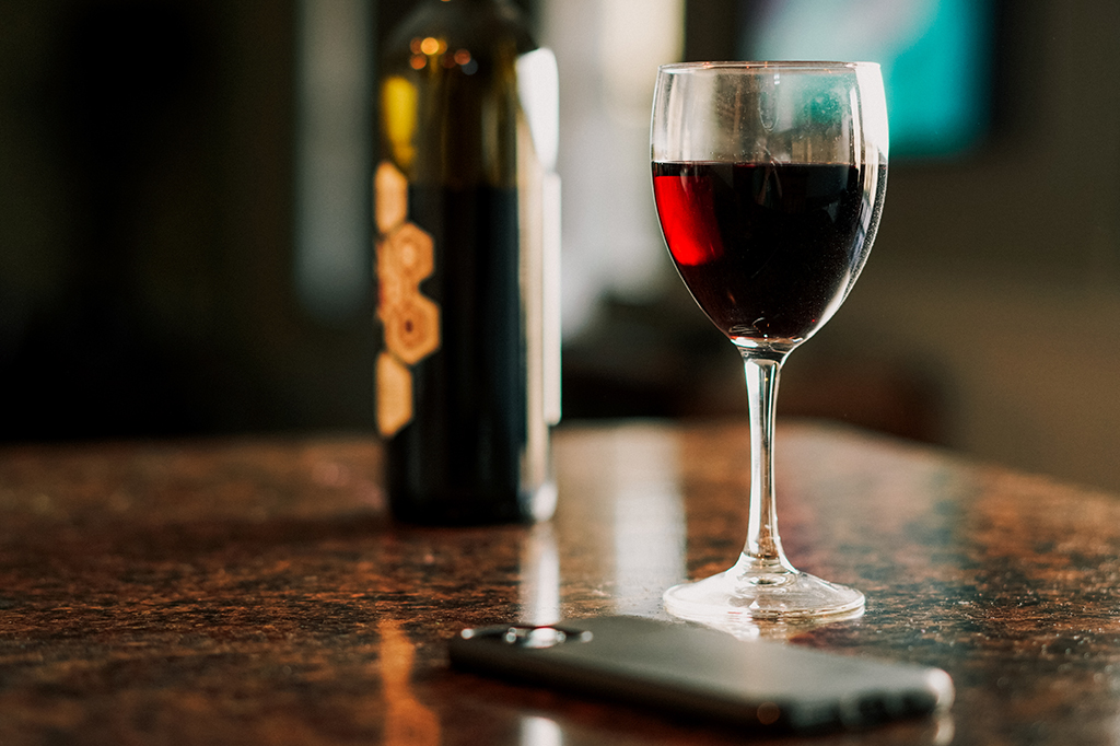 Não, beber uma taça de vinho todos os dias não faz bem