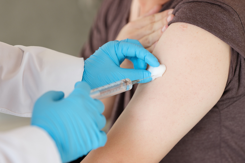 Vacinas reduzem fortemente o risco de Covid longa, conclui grande estudo