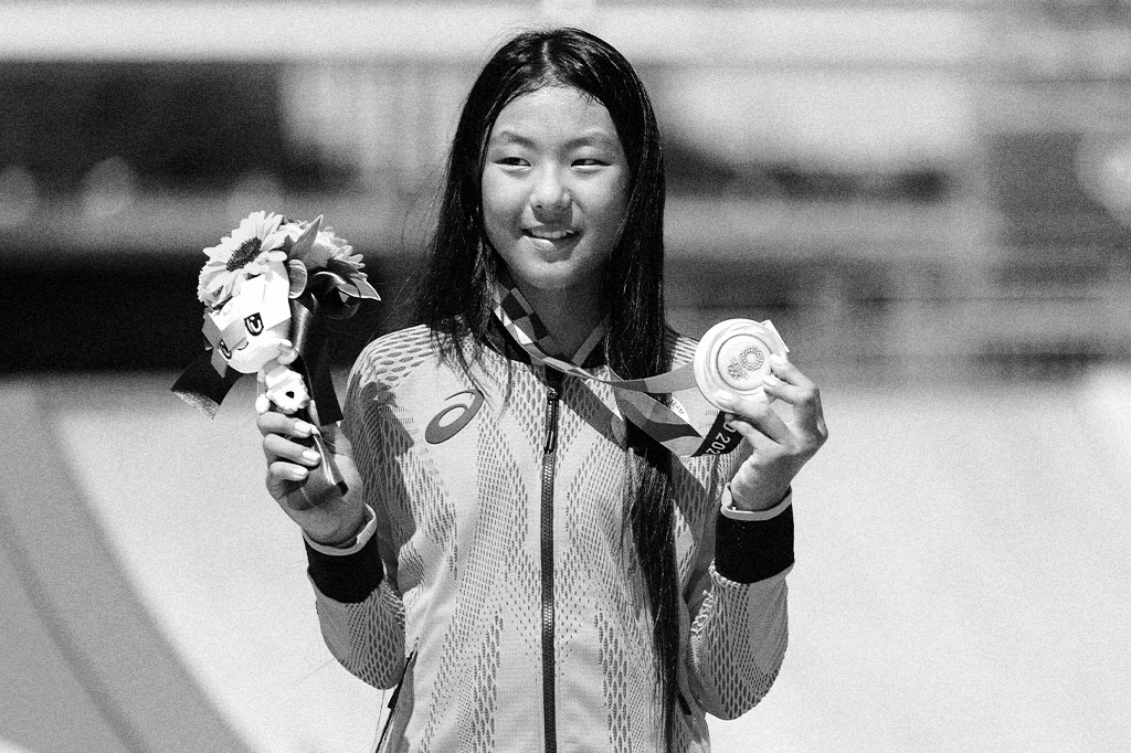 Retrato da atleta Kokona Hiraki, que ganhou prata pelo Japão no skate park.