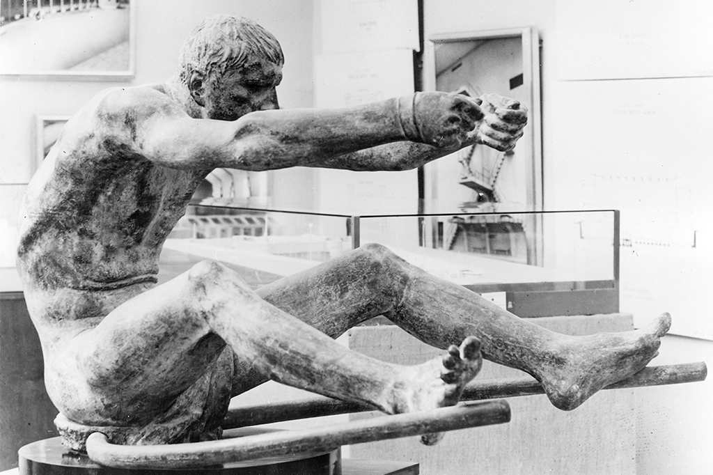 Foto da escultura do artista Farpi Vignoli na Olimpíadas de 1936.