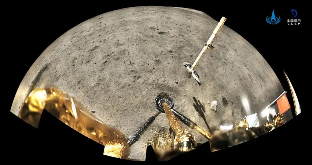 0608-change-5-super-site(2) Um panorama retornado pela sonda Chang'e-5, mostrando o braço robótico de amostragem e marcas de escavação no regolito lunar.