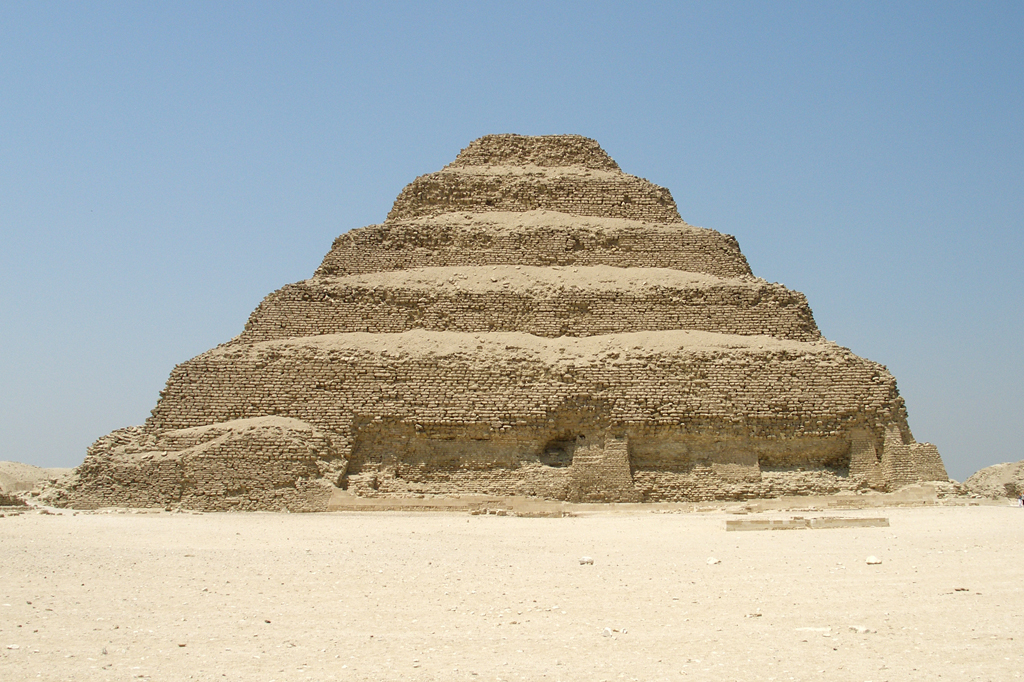 A Pirâmide Escalonada de Djoser, um vestígio arqueológico na necrópole de Saqqara, a noroeste da cidade de Memphis.