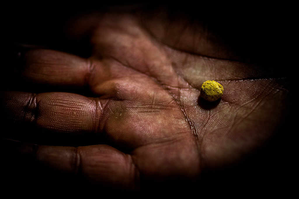 Ouro maciço é visto na palmeira de um mineiro em La Rinconada, o assentamento permanente mais alto do mundo, em Puno, Peru