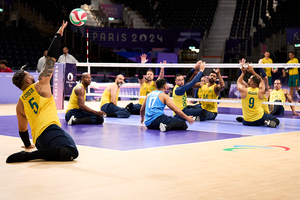 Thiago Costa dos Santos Rocha, da Seleção Brasil, em ação durante um treino de vôlei paralímpicos antes dos Jogos Paralímpicos de Verão de Paris 2024