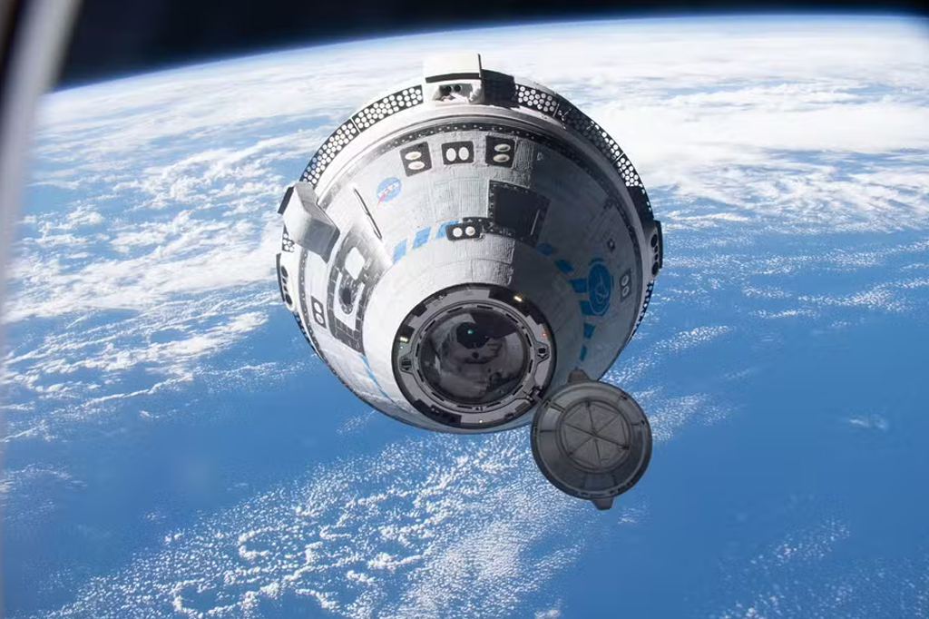 O Starliner se aproxima da Estação Espacial Internacional durante um vôo de teste em 2022. O laboratório orbital estava voando 268 milhas acima do Pacífico Sul no momento desta fotografia.