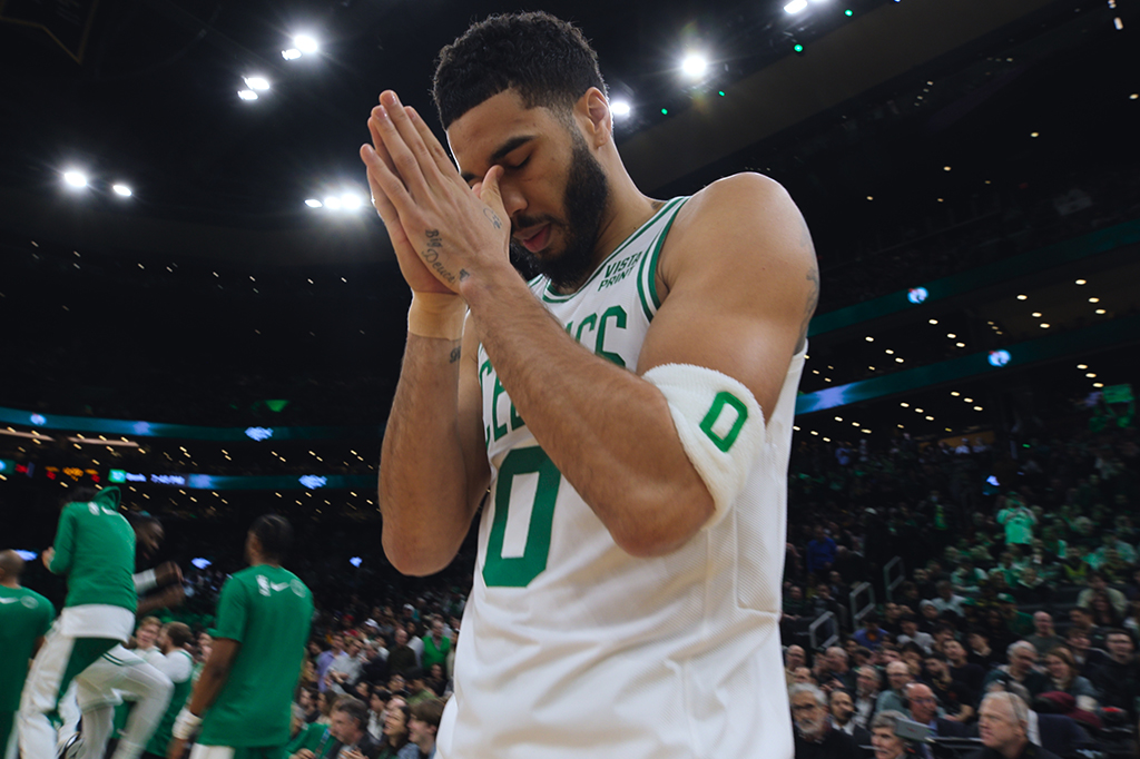 2709-NBA–5-em-Quadra Um jogador de basquete dentro de um estádio, cheio de pessoas na arquibancada.
