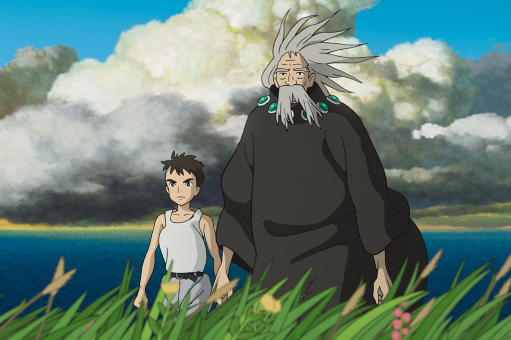 2709-o-menino-e-a-garca Uma ilustração de um garoto e um ancião, lado a lado, em paisagem com um oceano e nuvens no céu.