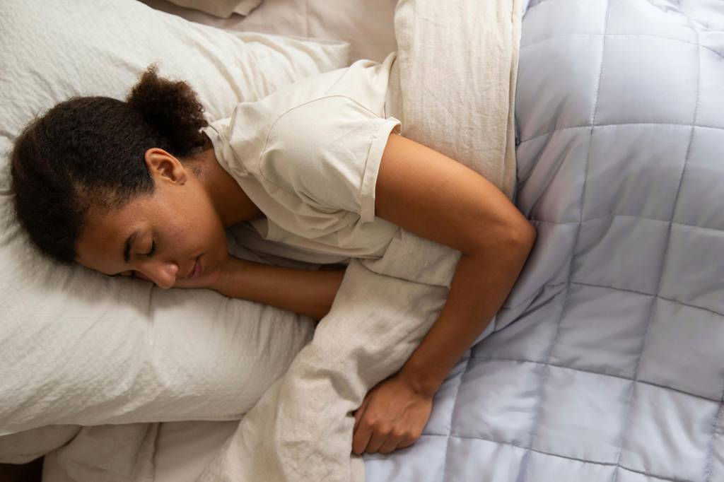 A posição na hora de dormir importa? Veja o que diz a ciência