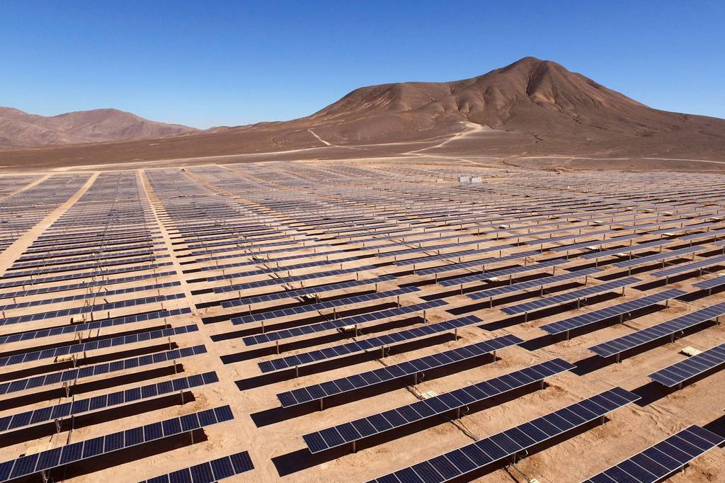 Se a Terra toda usasse energia solar, qual área seria coberta por placas?