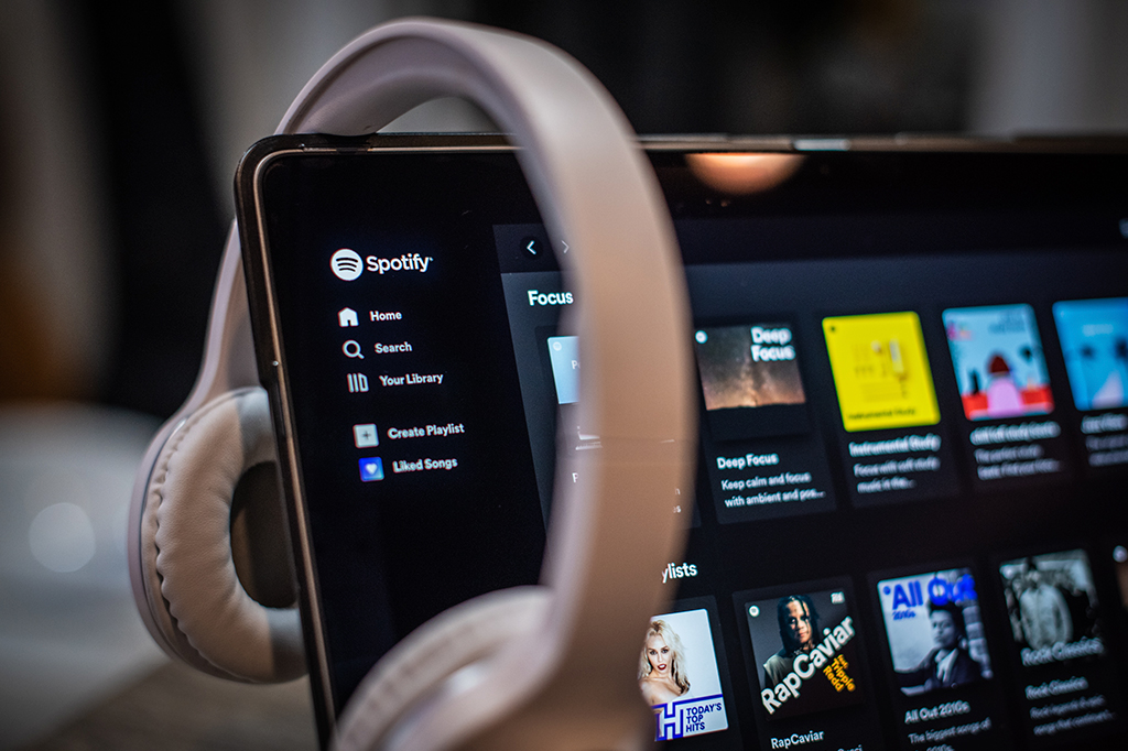 O artista que usa os títulos de suas músicas para driblar o Spotify e o Apple Music