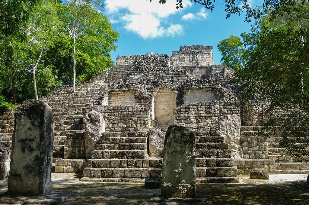 Foto das ruína sobre a selva de Calakmul, México.