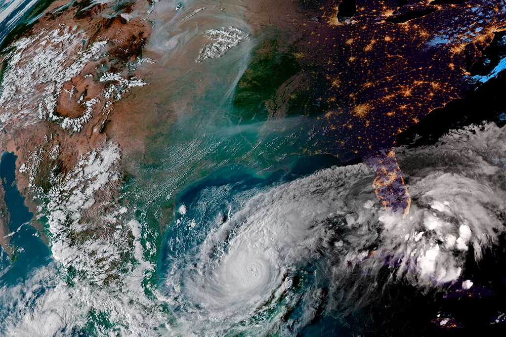 Imagem de satélite do furacão de categoria 5 no Golfo do México.