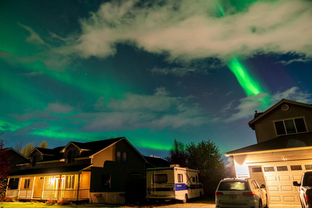 Aurora boreal iluminando o céu de Alaska. 10 de outubro.