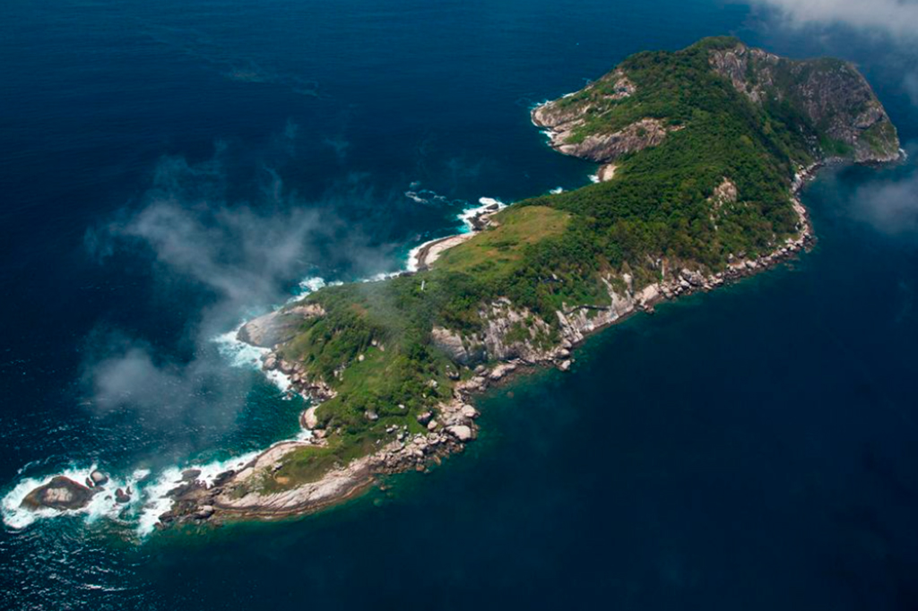 Foto a&eacute;rea da Ilha de Queimada Grande.