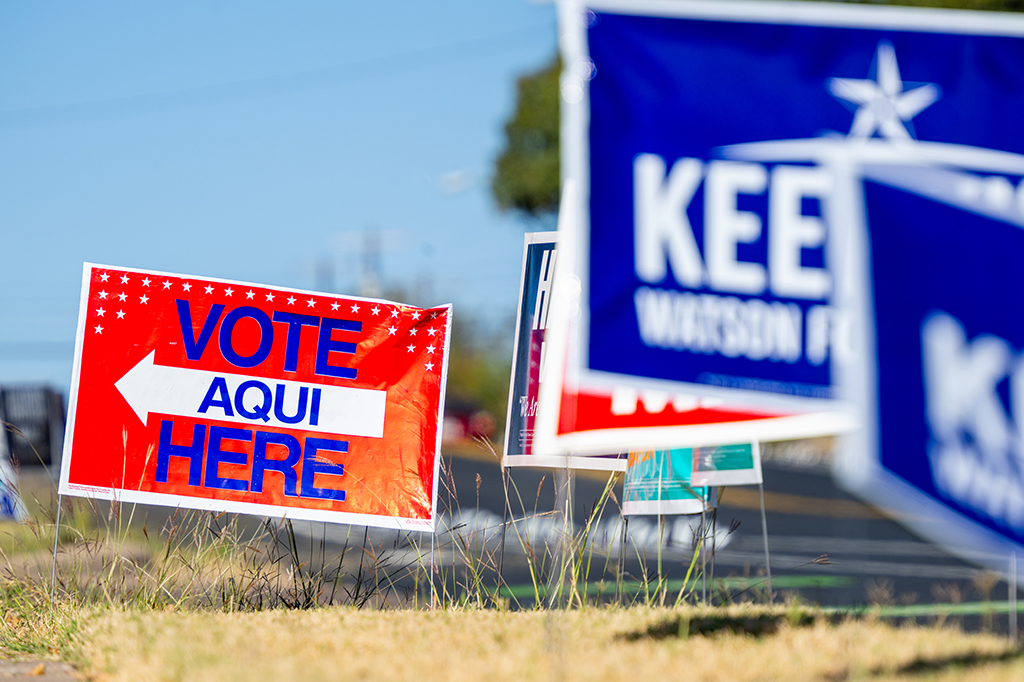 Foto de placas escrito “ VOTE AQUI HERO ”