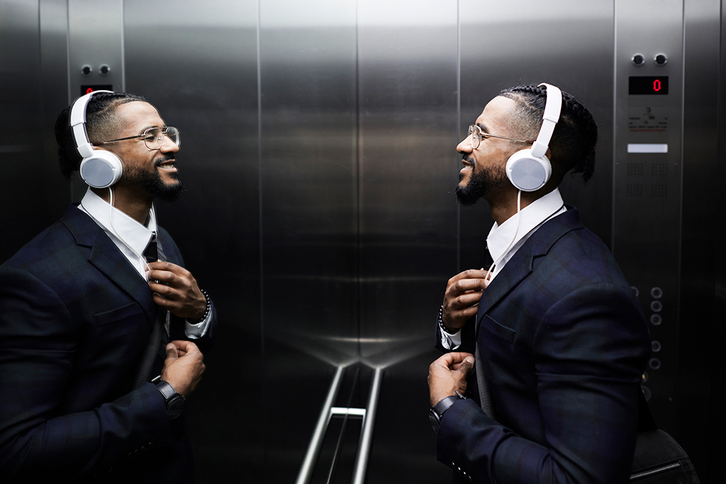 Por que os elevadores têm espelhos?