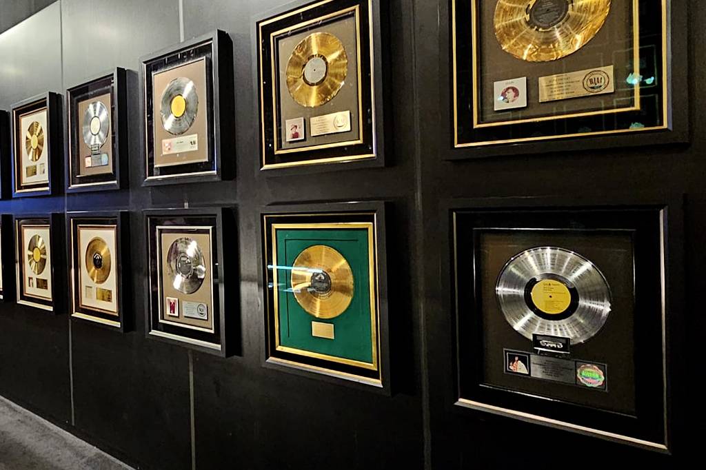 Os artistas ainda ganham discos de ouro? 