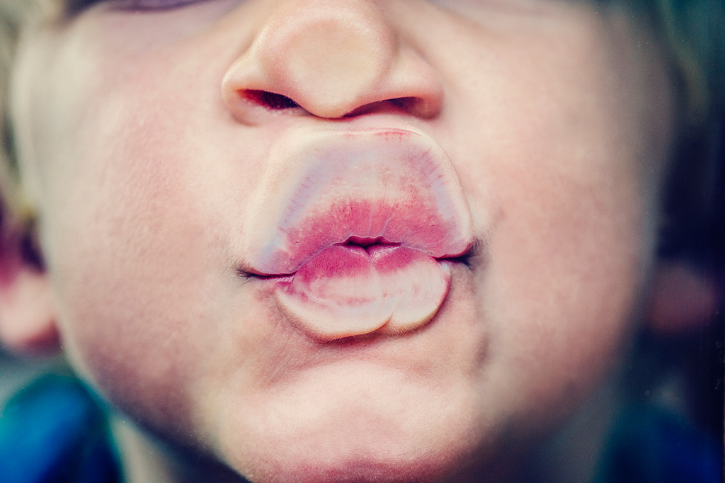 A mais nova hipótese para a origem do beijo é um bocado nojenta