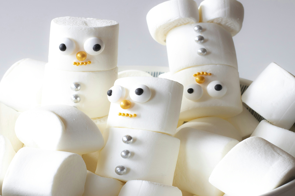 Imagem de marshmallows em formato de boneco de neve.