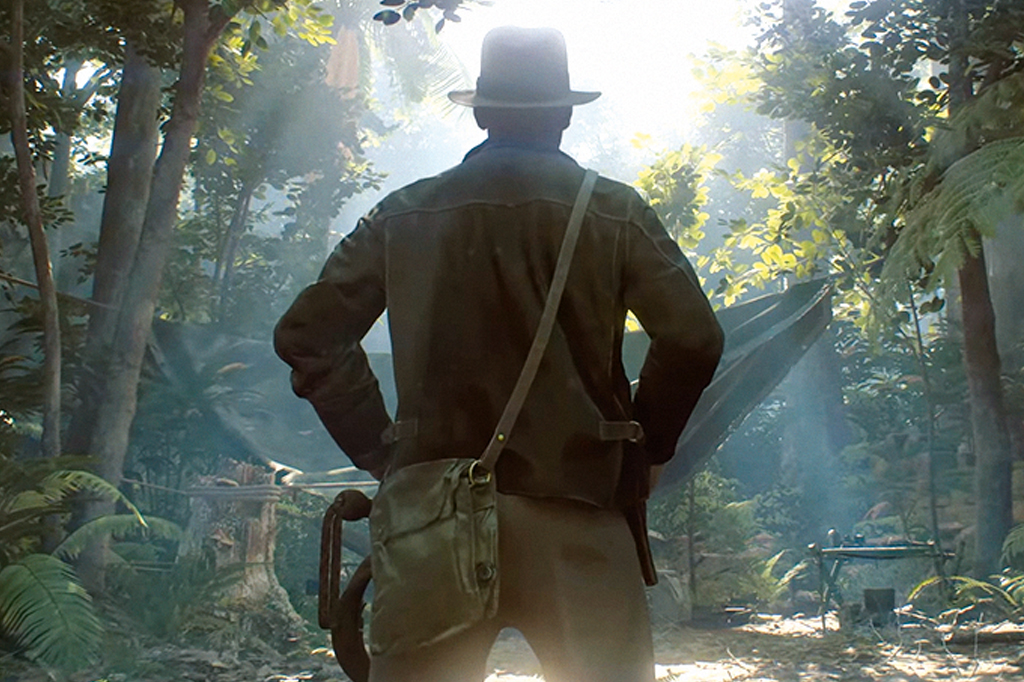 Homem parado diante de um acampamento na floresta. Imagem do jogo Indiana Jones e o grande círculo.