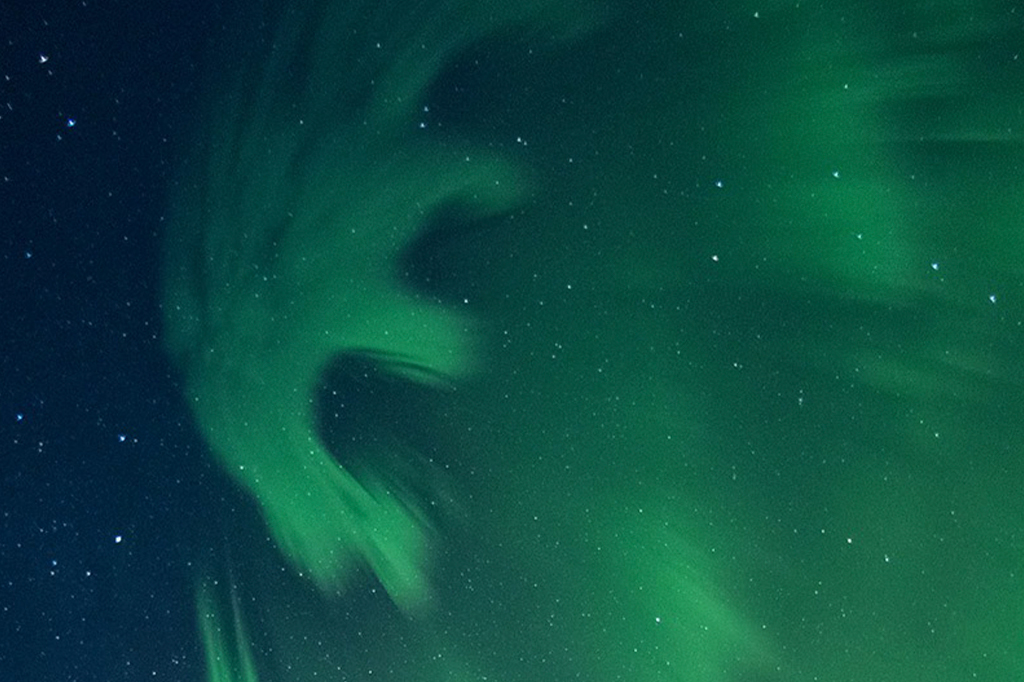 Foto da aurora em forma de "E" que foi vista acima do centro-sul do Alasca.