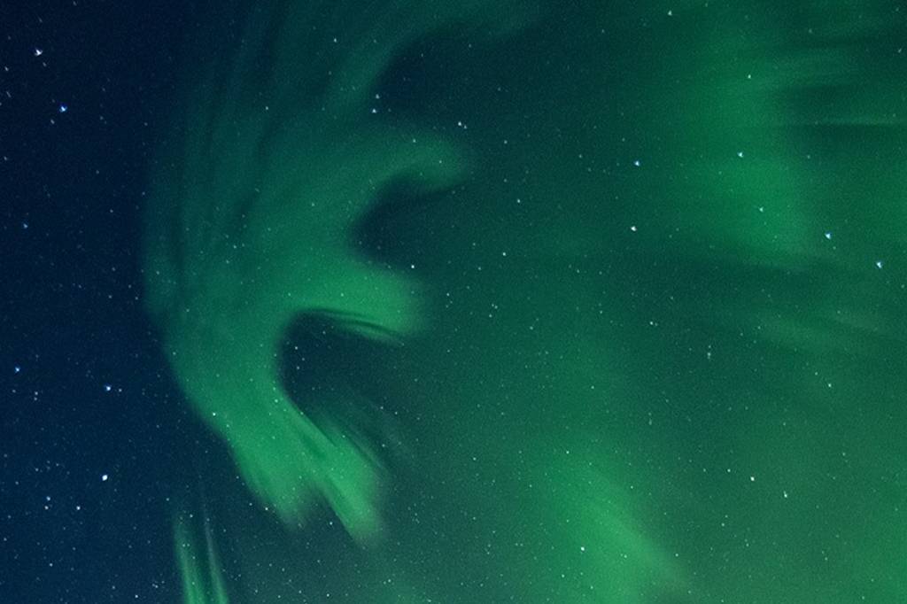 O que é uma anti-aurora, fenômeno que criou um “E” no céu do Alasca