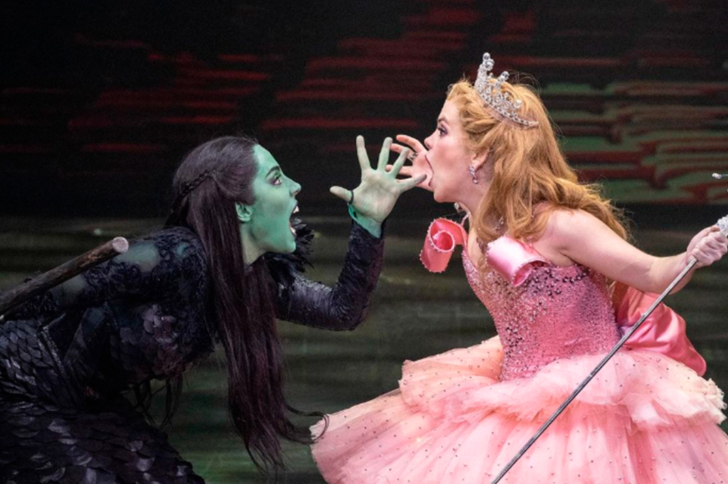 0412-Wicked-layout_site5 Foto da Elphaba e da Glinda do musical no Brasil.