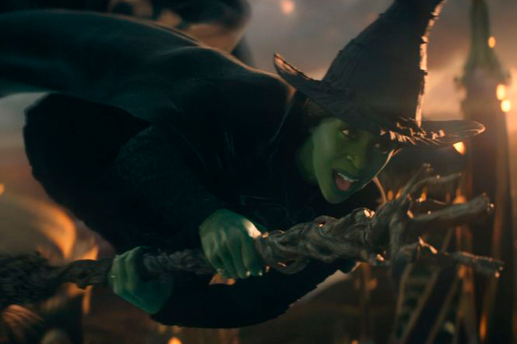 0412-Wicked-layout_site8 Foto da Elphaba voando na vassoura.