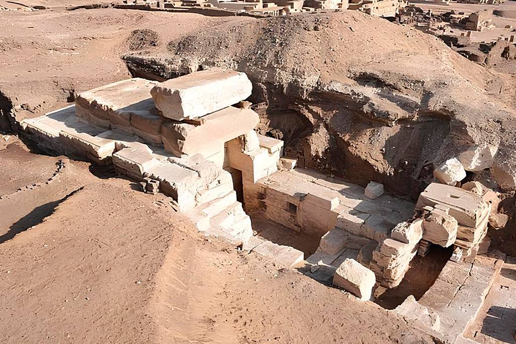 Templo egípcio de 2.100 anos é descoberto em encosta
