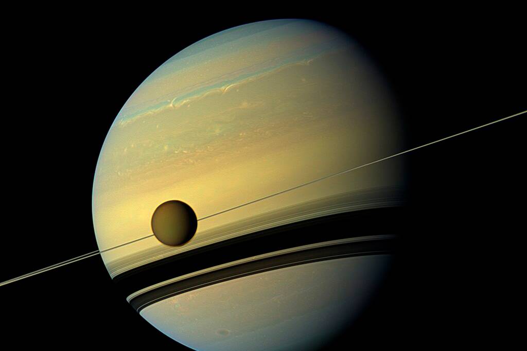 Lua de Saturno torna-se uma boa candidata para abrigar vida, sugere pesquisa
