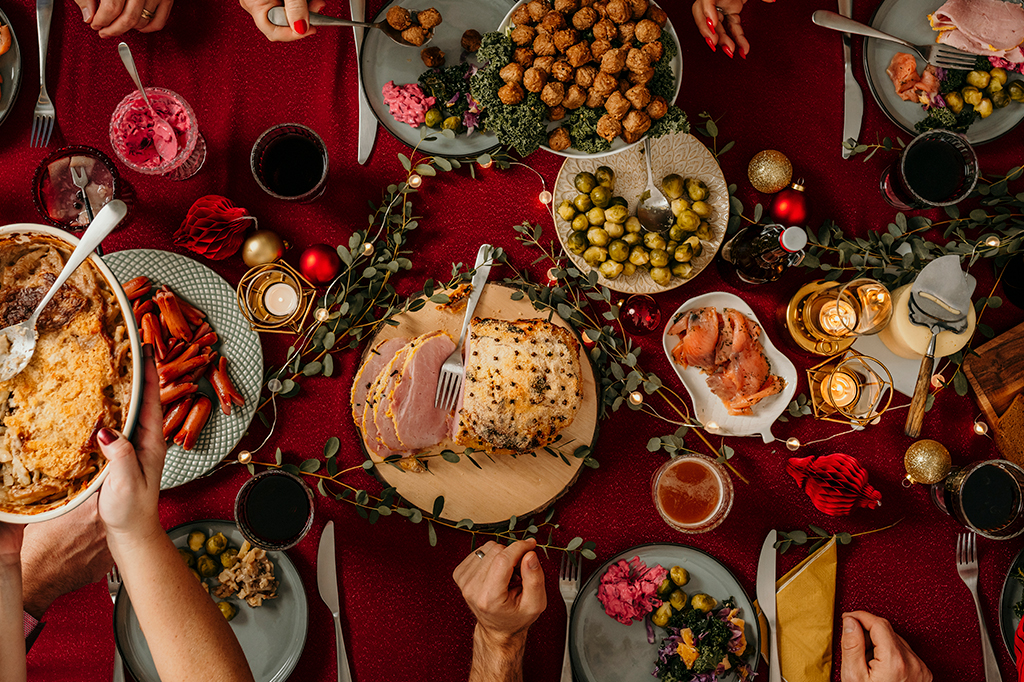 Foto de uma ceia de Natal com uma toalha de mesa vermelha.
