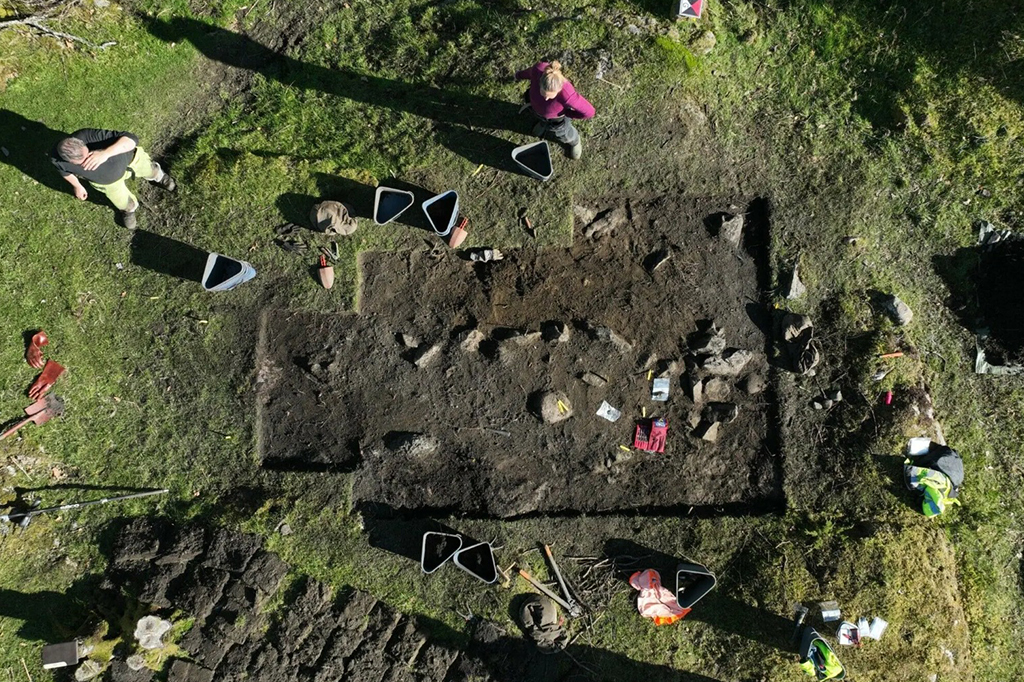 Foto tirada em Skumsnes, na costa oeste da Noruega, arqueólogos escavaram túmulos de três mulheres ricas da Era Viking.