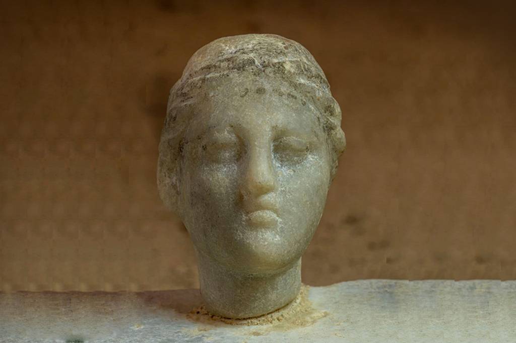 Arqueólogos encontram possível novo busto de Cleópatra